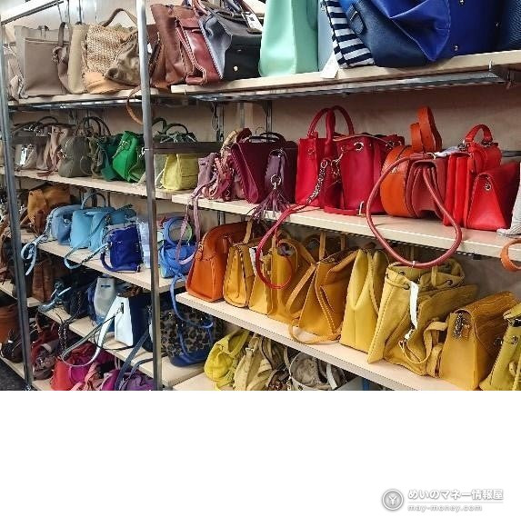 マナマナの撮影衣装セール|ハイブランドも最大85%OFF・10/23〜24南青山 6 棚に色ごとに並べられた多数のハンドバッグ