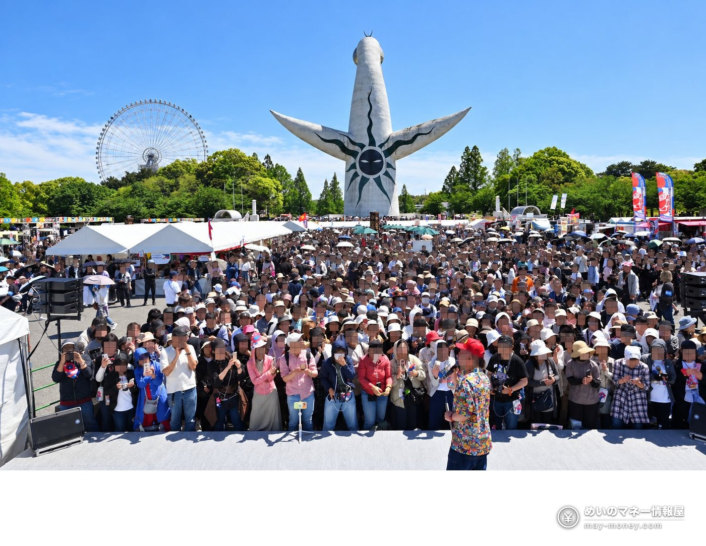 太陽の塔を背景に過去の麦食音祭の野外ステージ前へ集まる観客