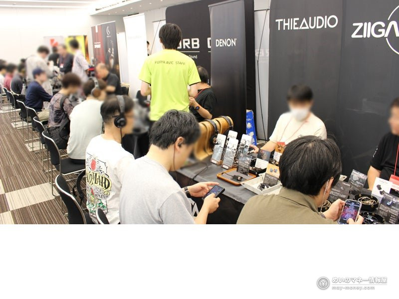 THIEAUDIOやZIIGAAなどのブースでイヤホンを試聴する来場者たち