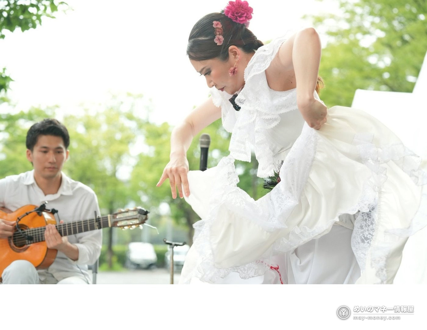 白い衣装で踊る女性とギターを演奏する男性の公演紹介写真