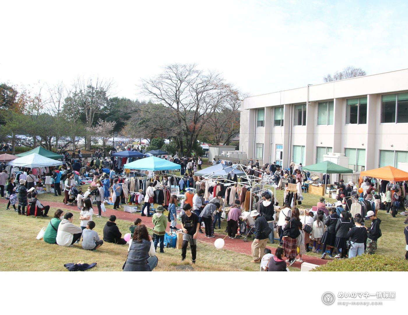 真岡市大産業祭|ミニSL・車両展示と会場案内 6 芝生の公園にテントが並び、衣類などを見て回るフリーマーケットの来場者