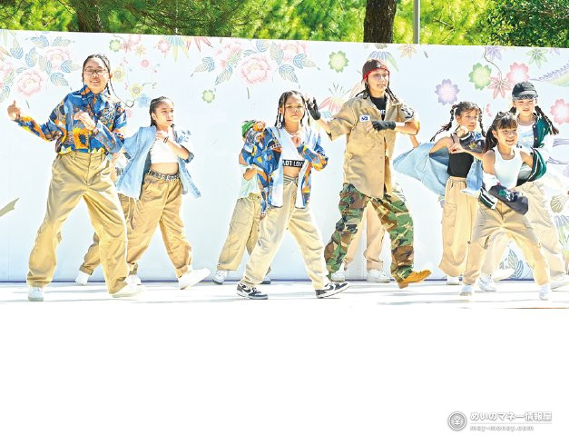 野外ステージでダンスを披露する子どもたち