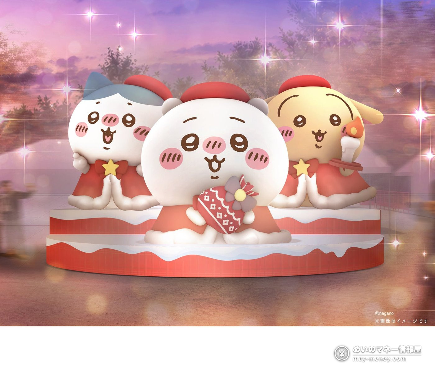 ちいかわクリスマスマーケット攻略|千叶豊砂公园11/24〜12/25,35种限定美食・购票赠品整理 9 戴红帽子、披红斗篷的三个角色立体雕像排在阶梯状台座上