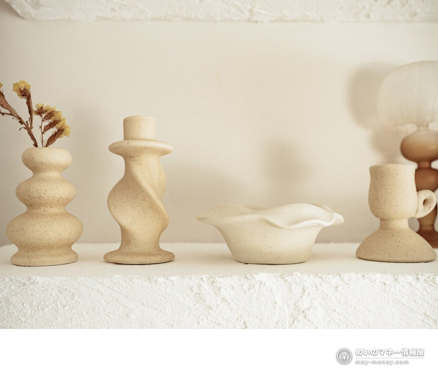 UUUU.FES|岸和田の入場無料フェス、日程と見どころ 6 Evelyn HOME ACCESSORYの紹介写真、棚に並んだベージュの花瓶や燭台、器