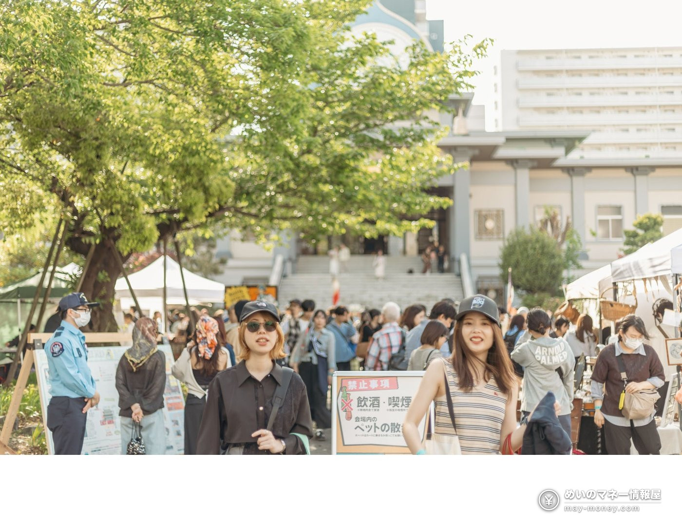 名古屋アンティークマーケット|3日間の見どころと料金 8 木陰のマーケット会場を歩く来場者と会場内の注意看板