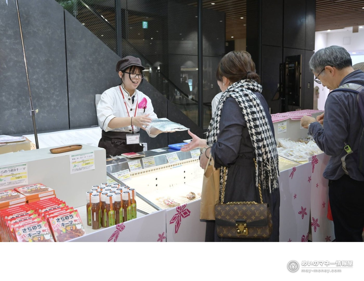 全国農業高校HANASAKA収穫祭|42校の即売会と商品券抽選 4 白い調理服の生徒が来場客に商品を手渡す販売ブース
