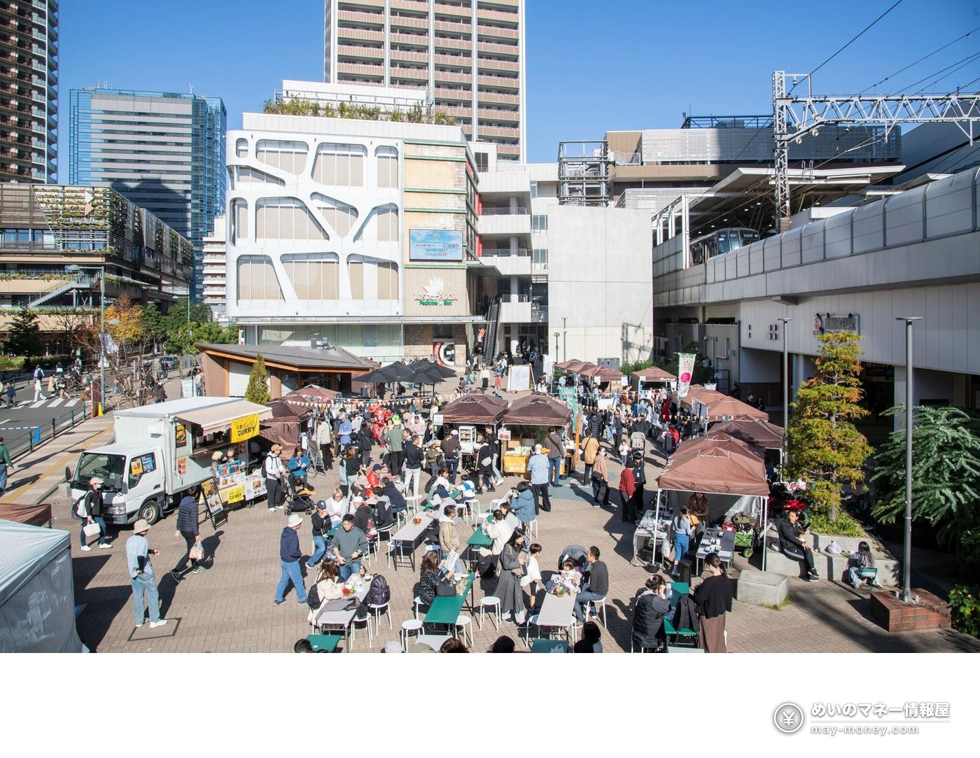 去年街スキフェスタ的会场，车站前广场搭起咖啡色帐篷，人潮聚集