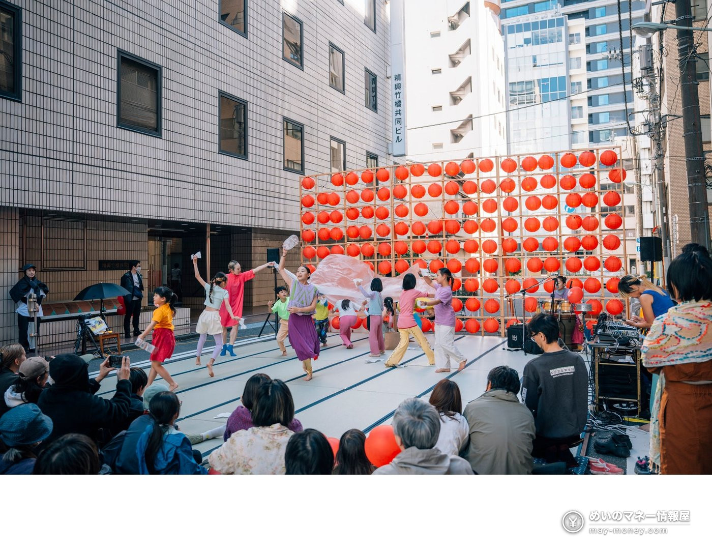 Nandakanda 14: A Free Street Festival on 350 Tatami Mats in Kanda (Nov 3) 4 Children dancing in front of a wall of red lanterns while spectators watch
