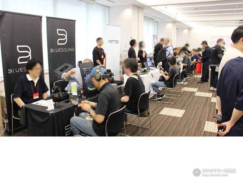 BLUESOUNDのブースでヘッドホンを着けて試聴する来場者たち