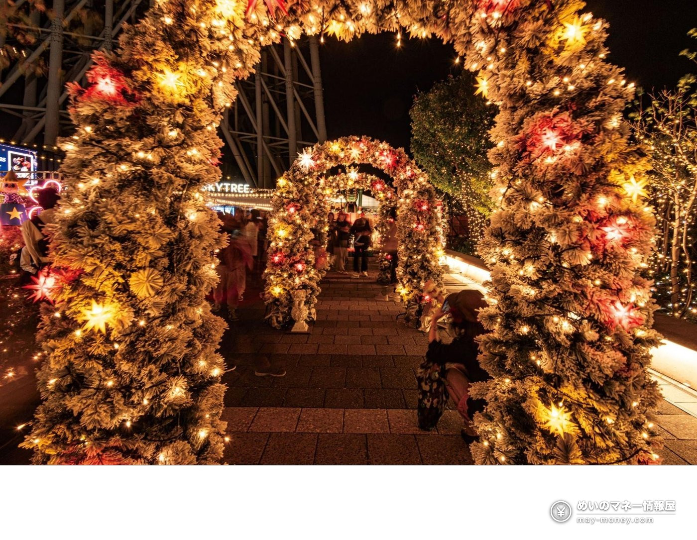 電飾と雪の飾りで光る夜のクリスマスアーケード