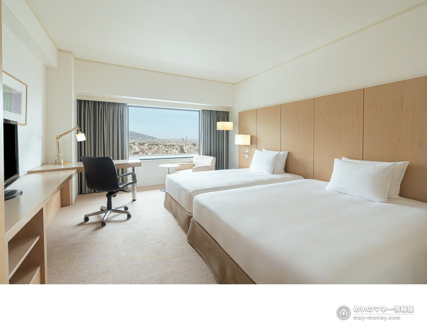 Club Superior Twin room with two beds and large windows overlooking Kobe