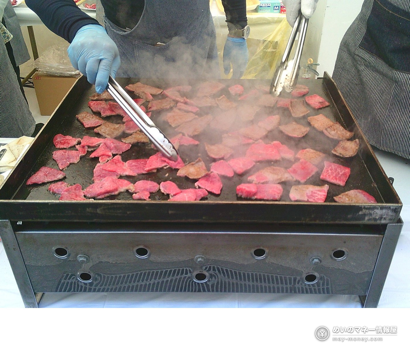 横滨肉祭11/3攻略|武州和牛烤肉免费试吃限1,350份・ハマモツ内脏烧・交通整理 1 铁板上用夹子翻烤薄切牛肉,热气腾腾