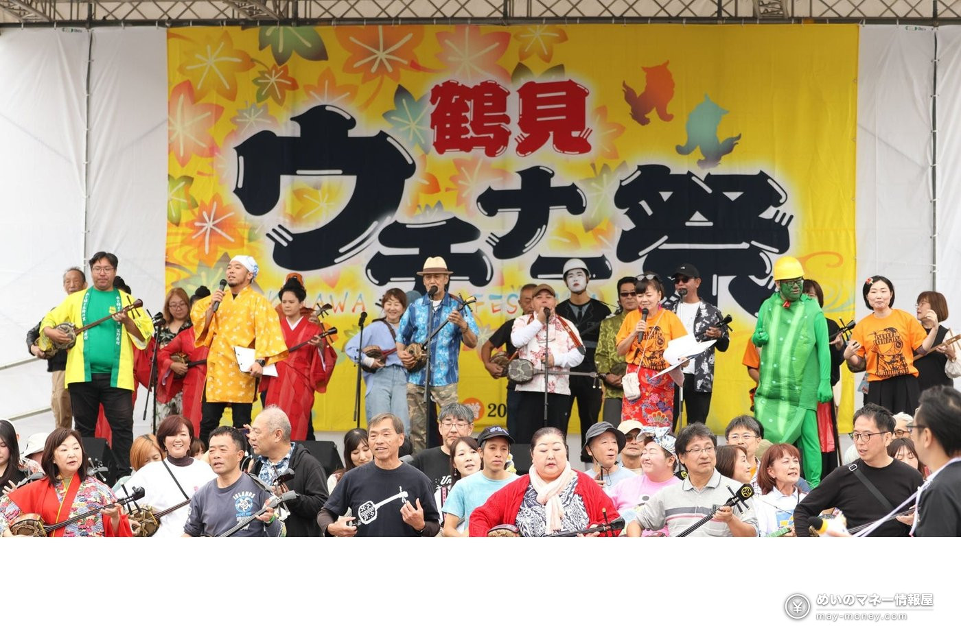 鶴見ウチナー祭|入場無料の沖縄フェス、日程・行き方・見どころ 6 ステージの上と手前で大勢の人が三線を手に演奏する、昨年の鶴見1000人三線の様子