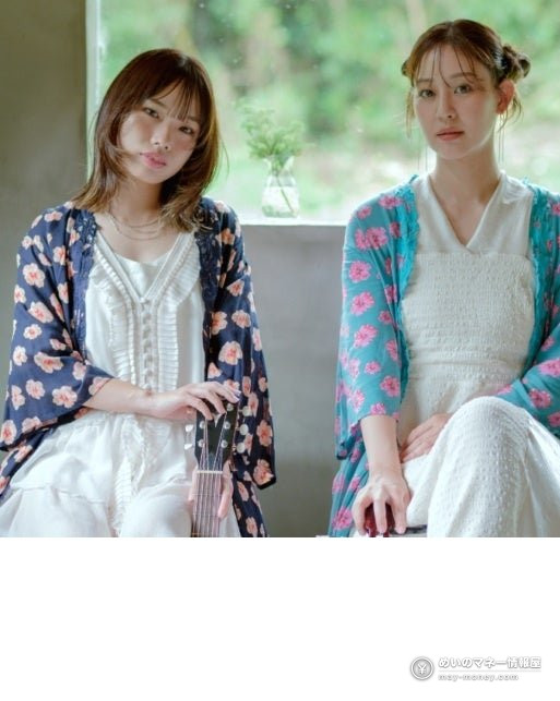 鶴見ウチナー祭|入場無料の沖縄フェス、日程・行き方・見どころ 5 花柄の羽織を着た女性デュオ「いーどぅし」の二人