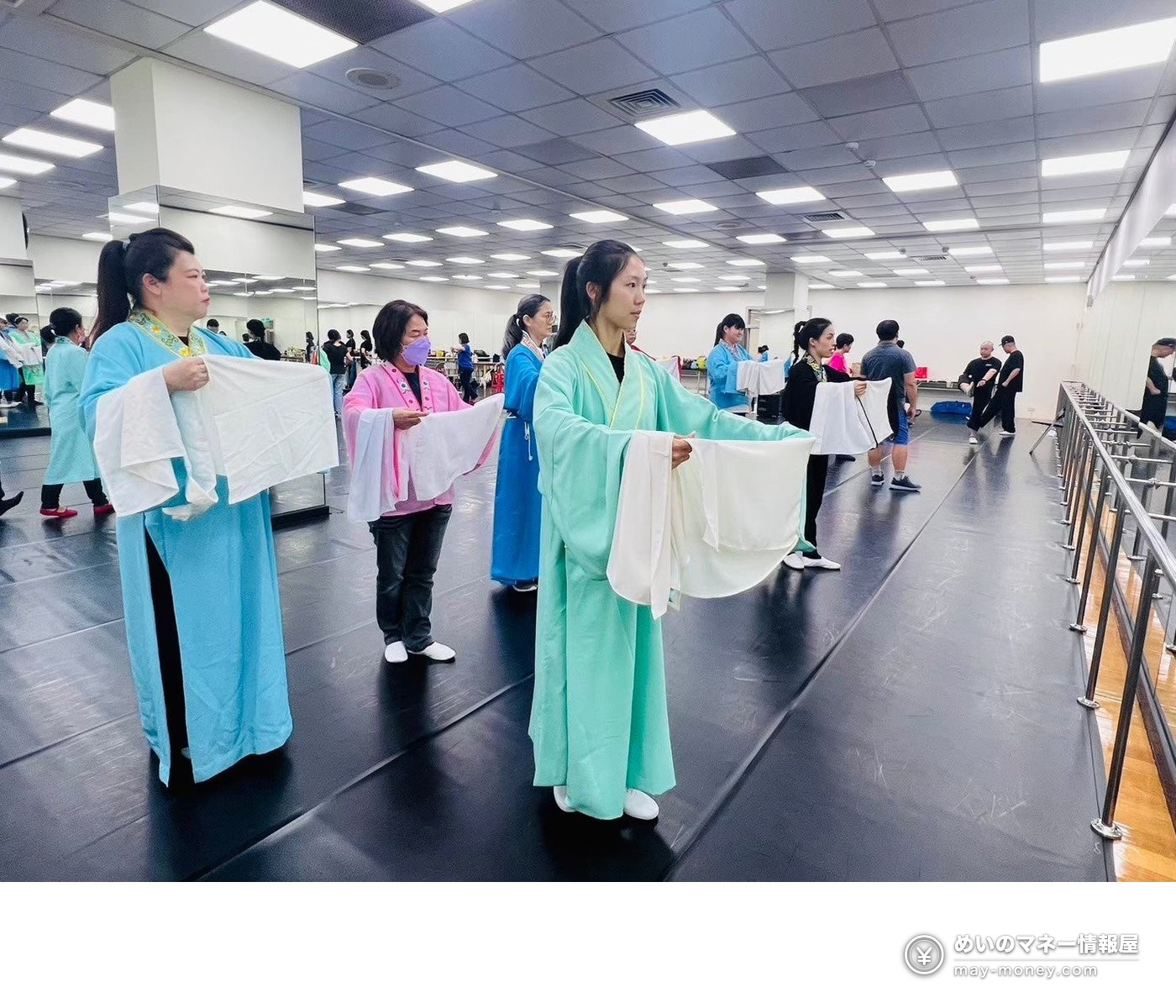 Marugoto Taiwan Fair in Koenji: Taiwanese Opera, Food Stalls and Workshops (Oct 24–25) 4 Workshop participants in simple costumes practising with long white sleeves in a rehearsal room