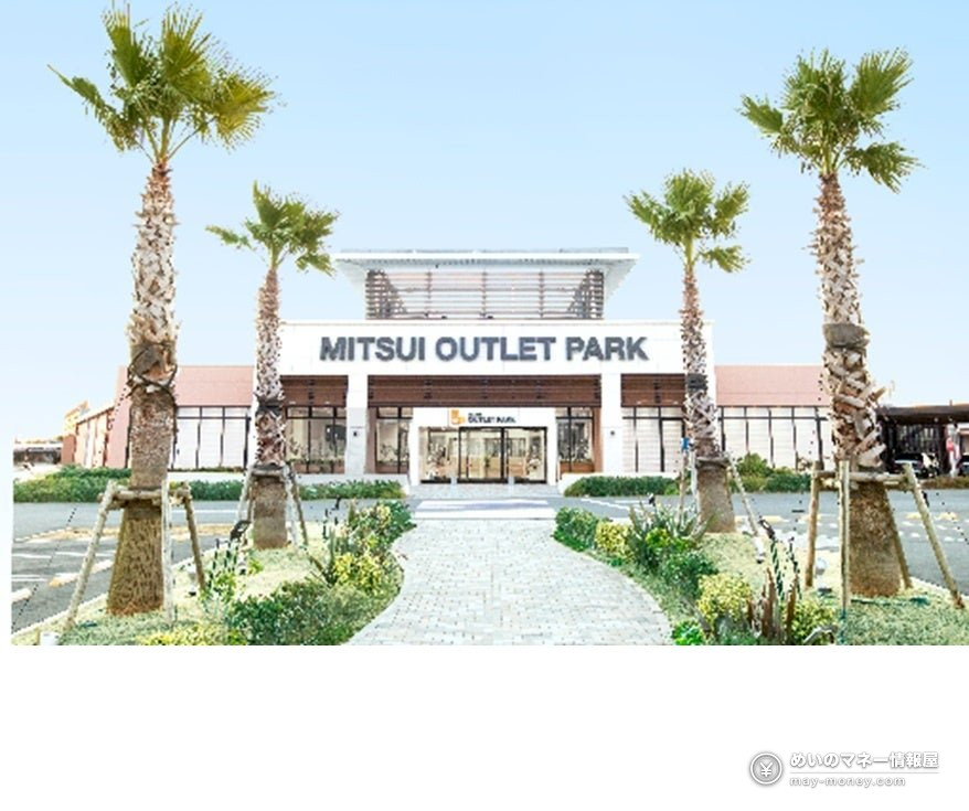 Entrance of Mitsui Outlet Park lined with palm trees