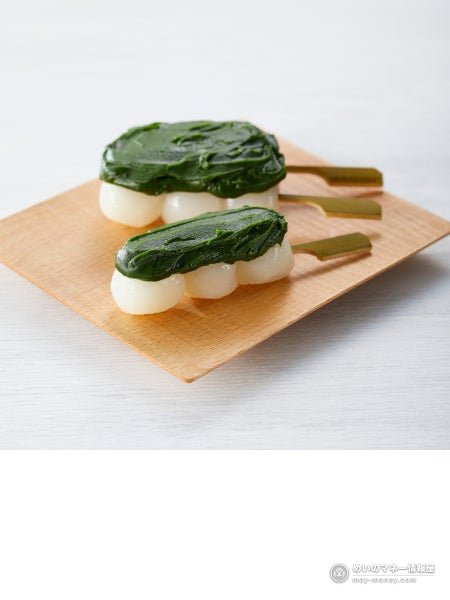 緑色のあんをたっぷり載せた八十八良葉舎の抹茶団子
