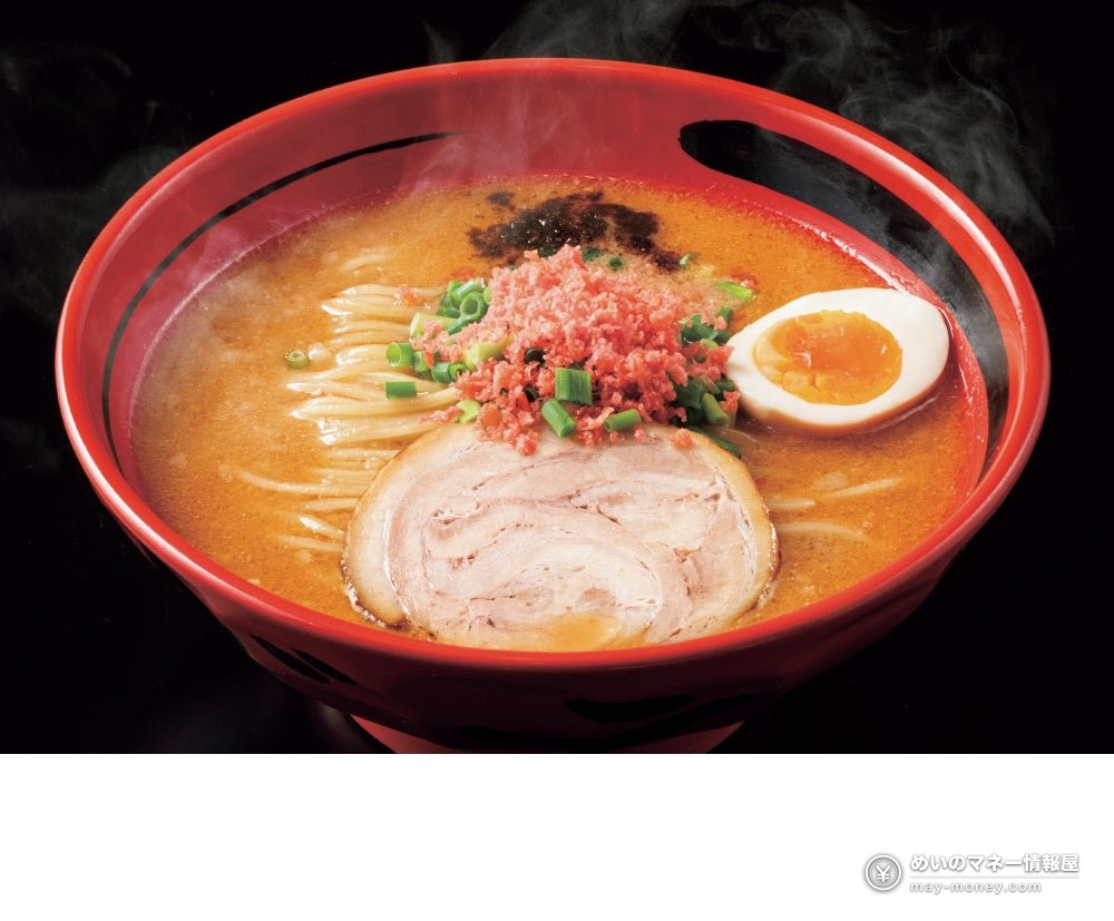 红色碗装的味噌系拉面，配叉烧、溏心蛋、葱和肉末