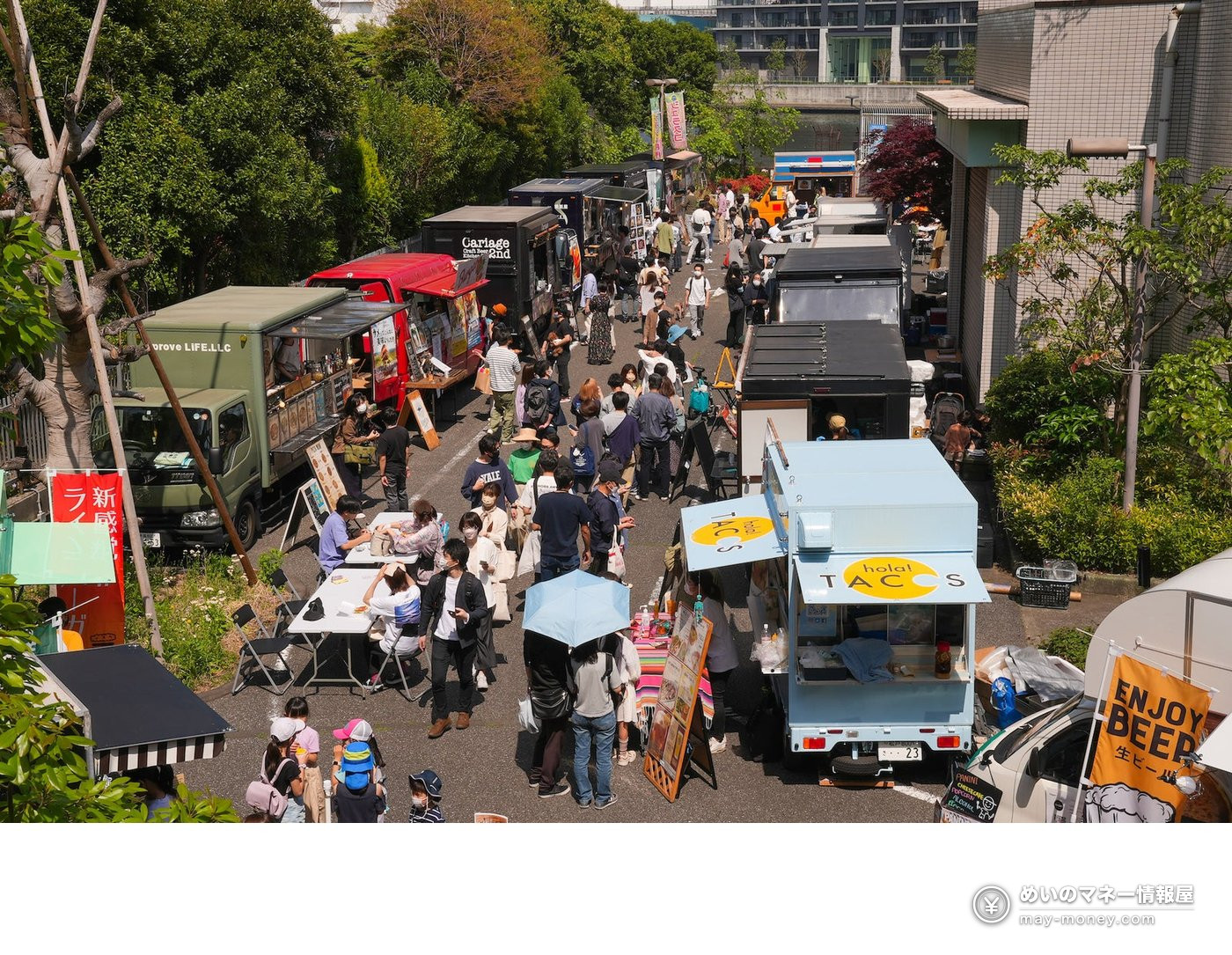 天王洲キャナルフェス2026秋冬|入場無料の3日間、はたらくくるま展・こども大学・クルーズの時間と料金 6 路上に並ぶキッチンカーと、食べ物を買って楽しむ大勢の来場者