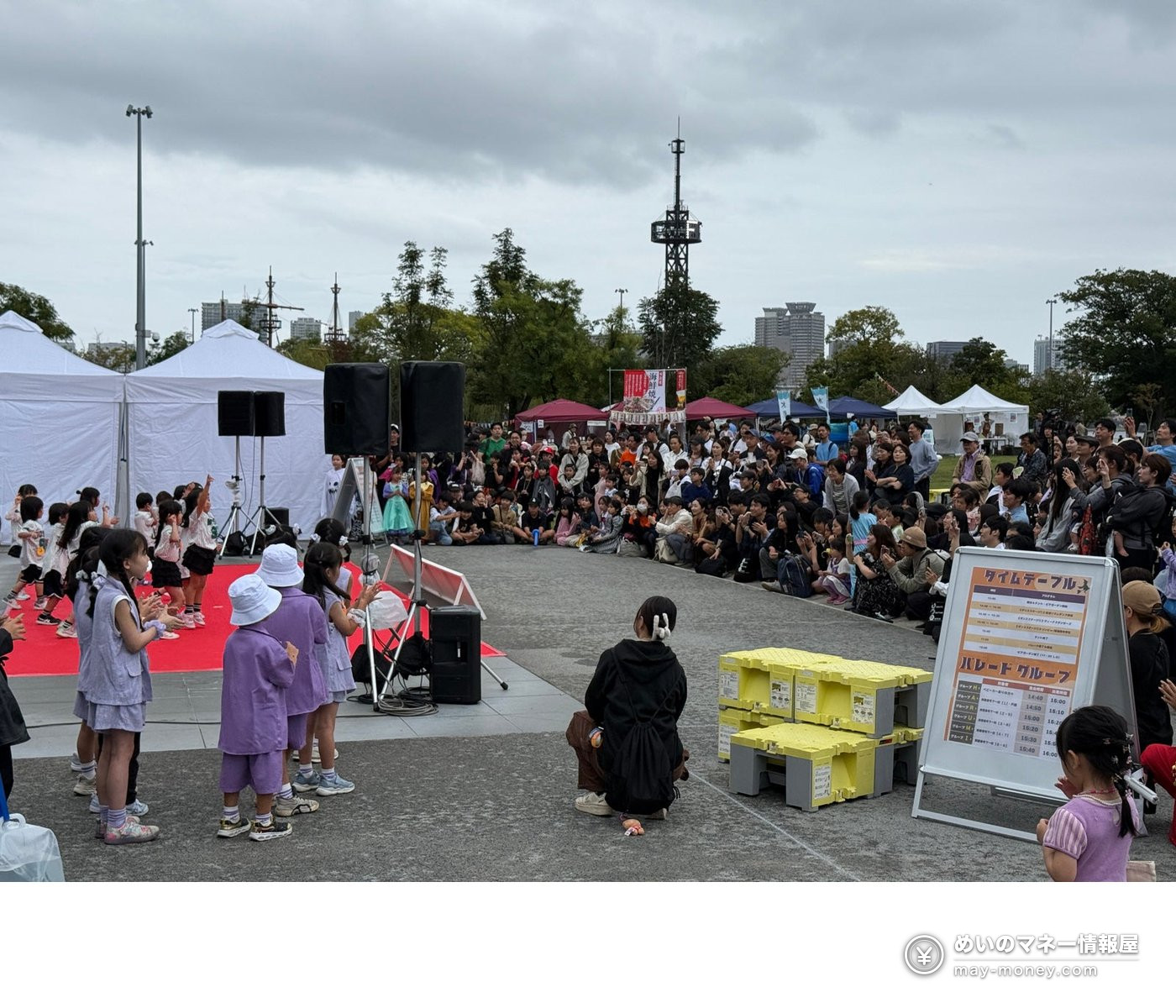晴海ふ頭公園万圣节活动攻略|10/18免费入场・住民70摊跳蚤市场・解谜与集章全整理 7 孩子们在舞台上跳舞,观众在台下观看