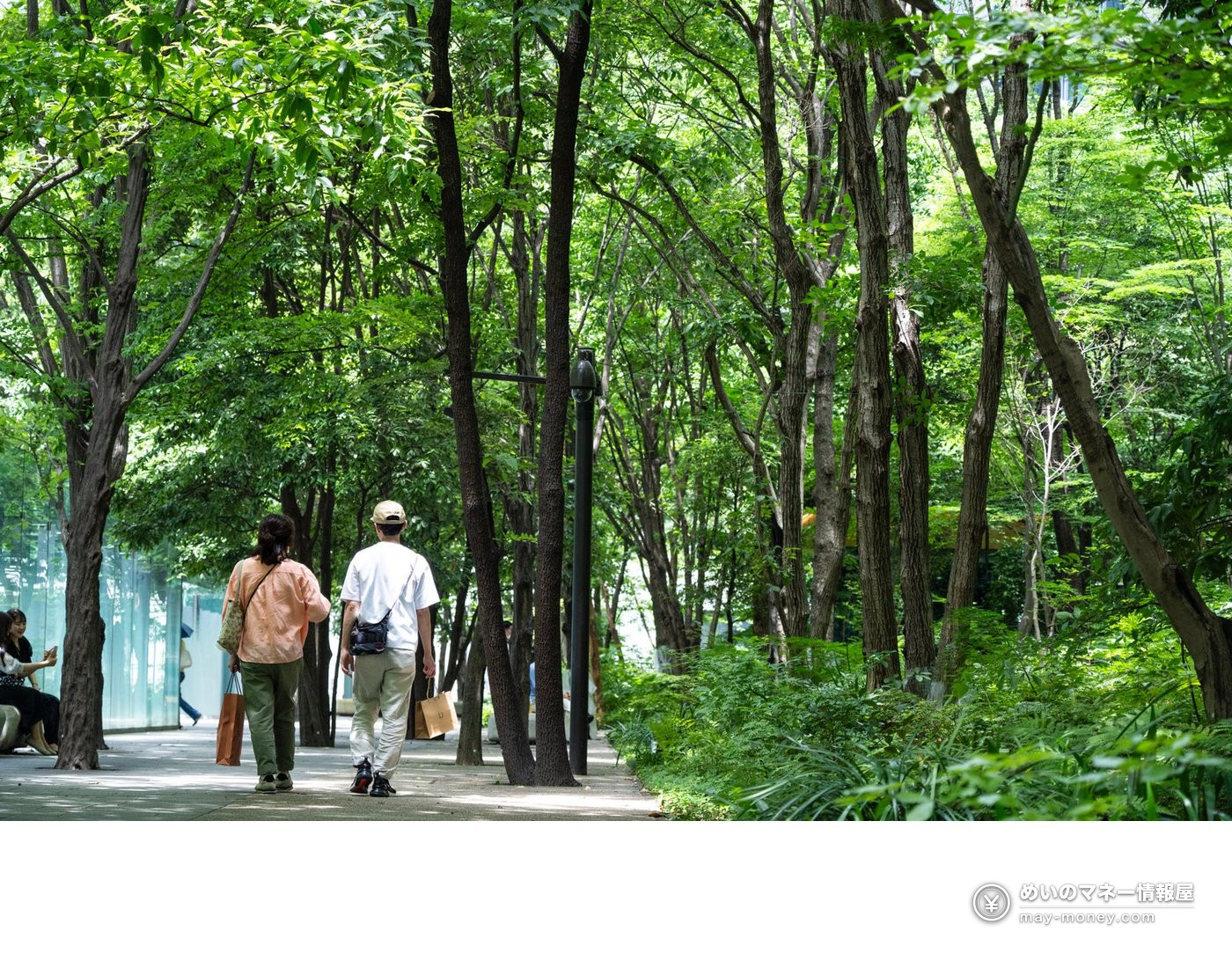 JAL Furusato Marche in Otemachi: A Free Regional Food Market on October 28–29 5 Two people carrying shopping bags walking along a path through the trees of Otemachi Forest