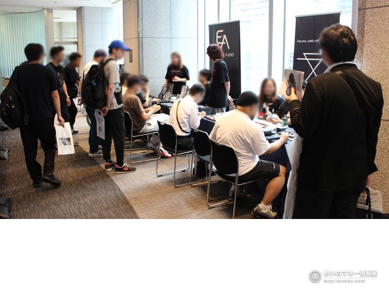 EA AUDIOなどのブースの前に来場者が集まっている展示会場