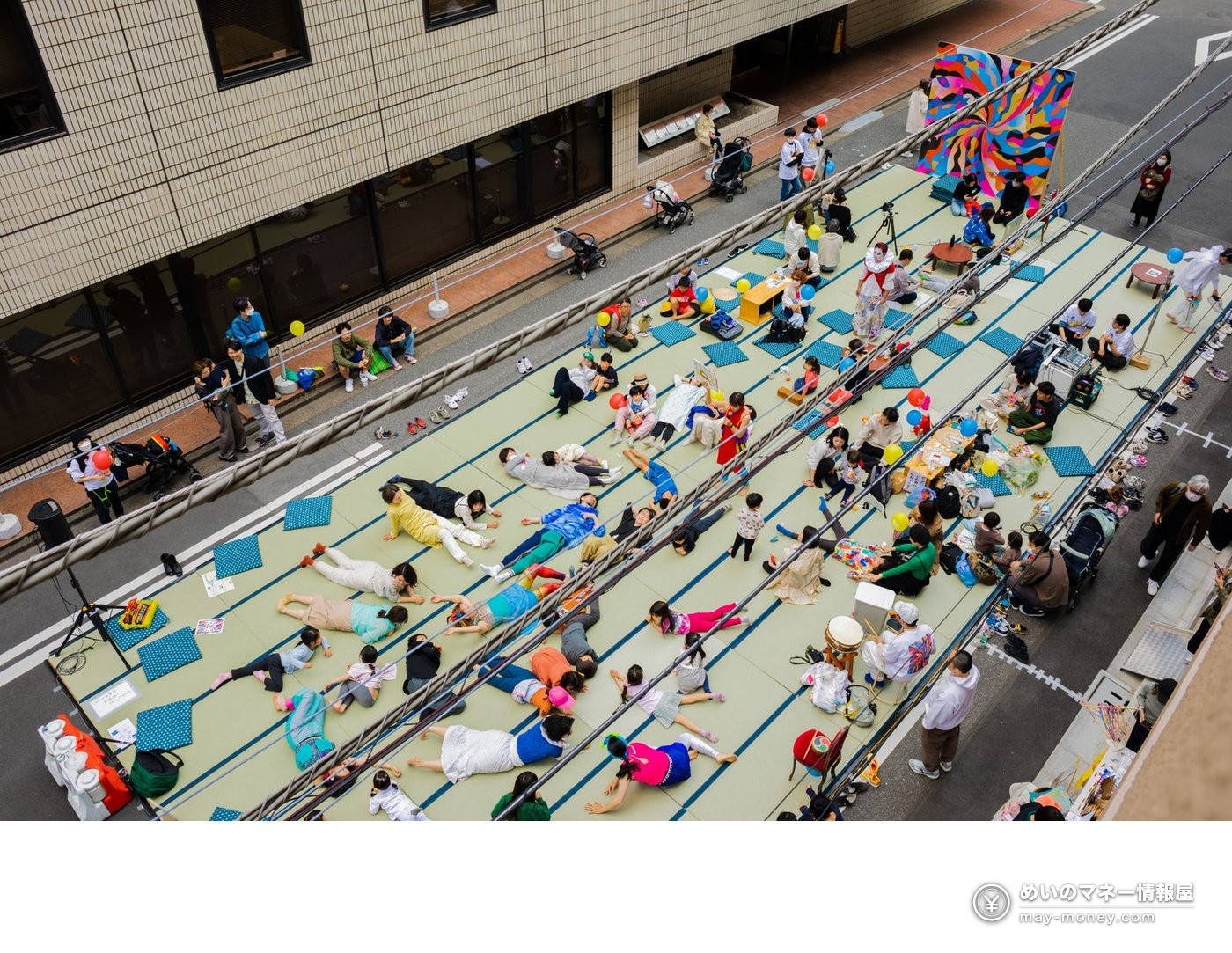 Nandakanda 14: A Free Street Festival on 350 Tatami Mats in Kanda (Nov 3) 3 Overhead view of a tatami-covered street with children lying down and playing