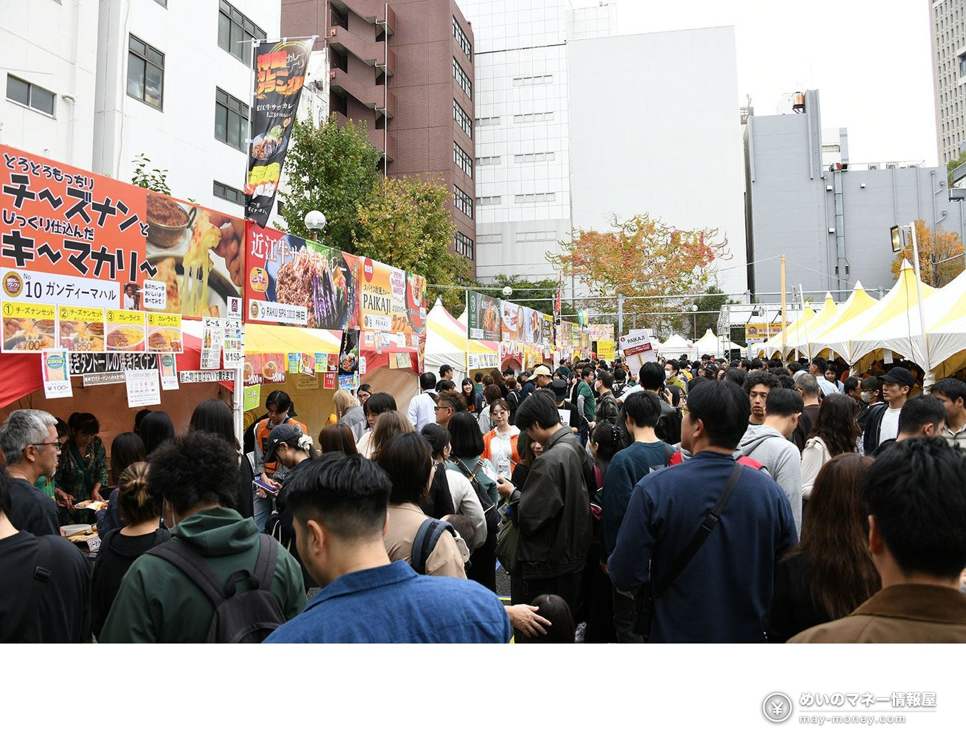 出店ブースが並ぶ通路に大勢の来場者が集まる様子。チーズナンとキーマカリーの看板が見える