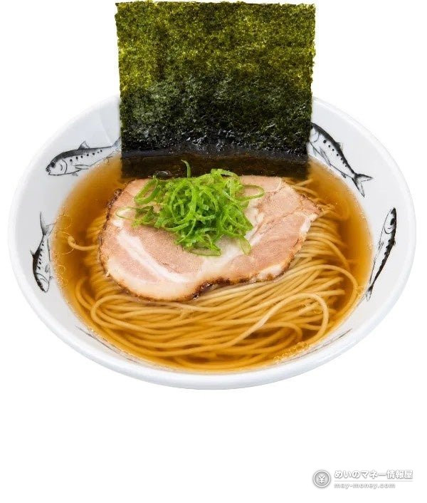 海苔とチャーシュー、ネギを盛り付けた醤油色のスープのラーメン