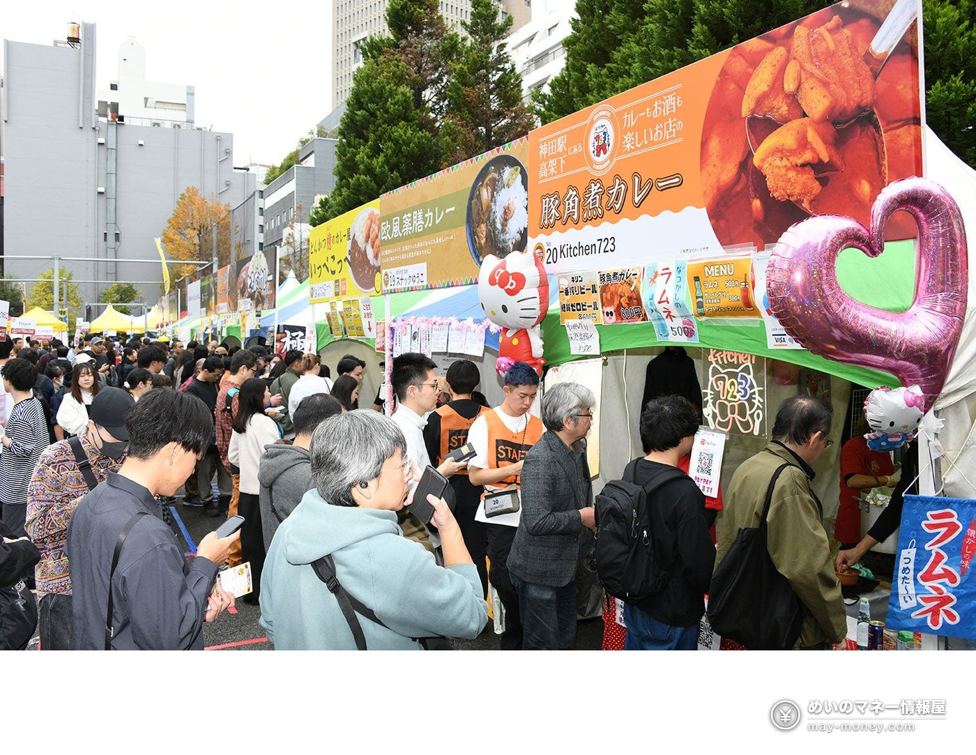 豚角煮カレーを出すブースに並ぶ来場者。ハローキティのバルーンが見える