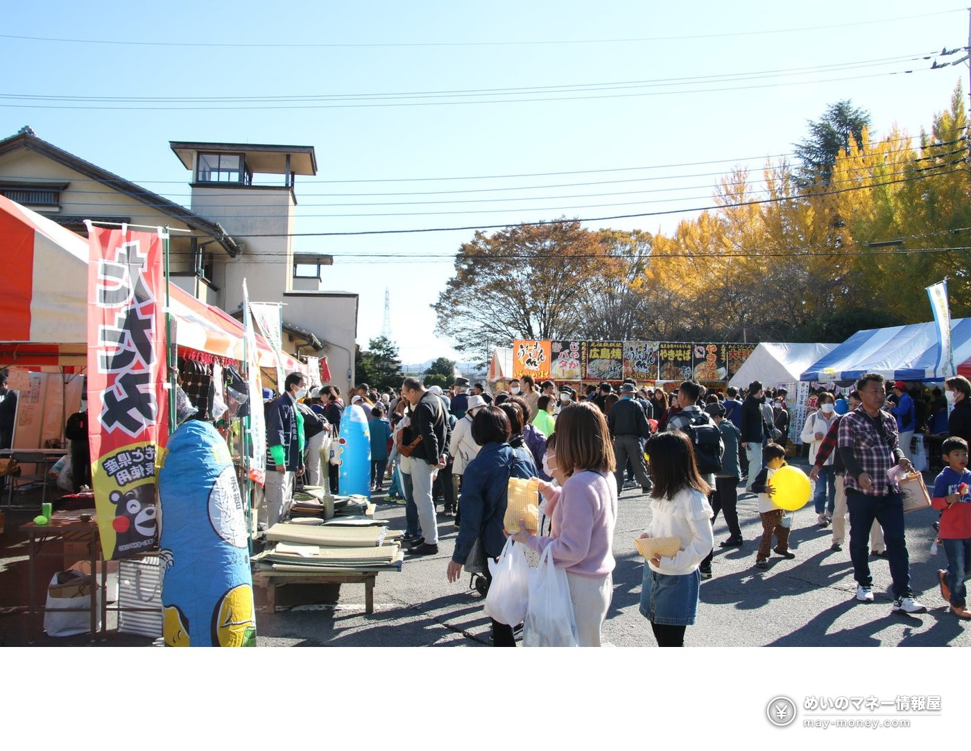 真岡市大産業祭|ミニSL・車両展示と会場案内 3 銀杏の木の下に屋台やテントが並び、来場者が買い物を楽しむ会場の様子