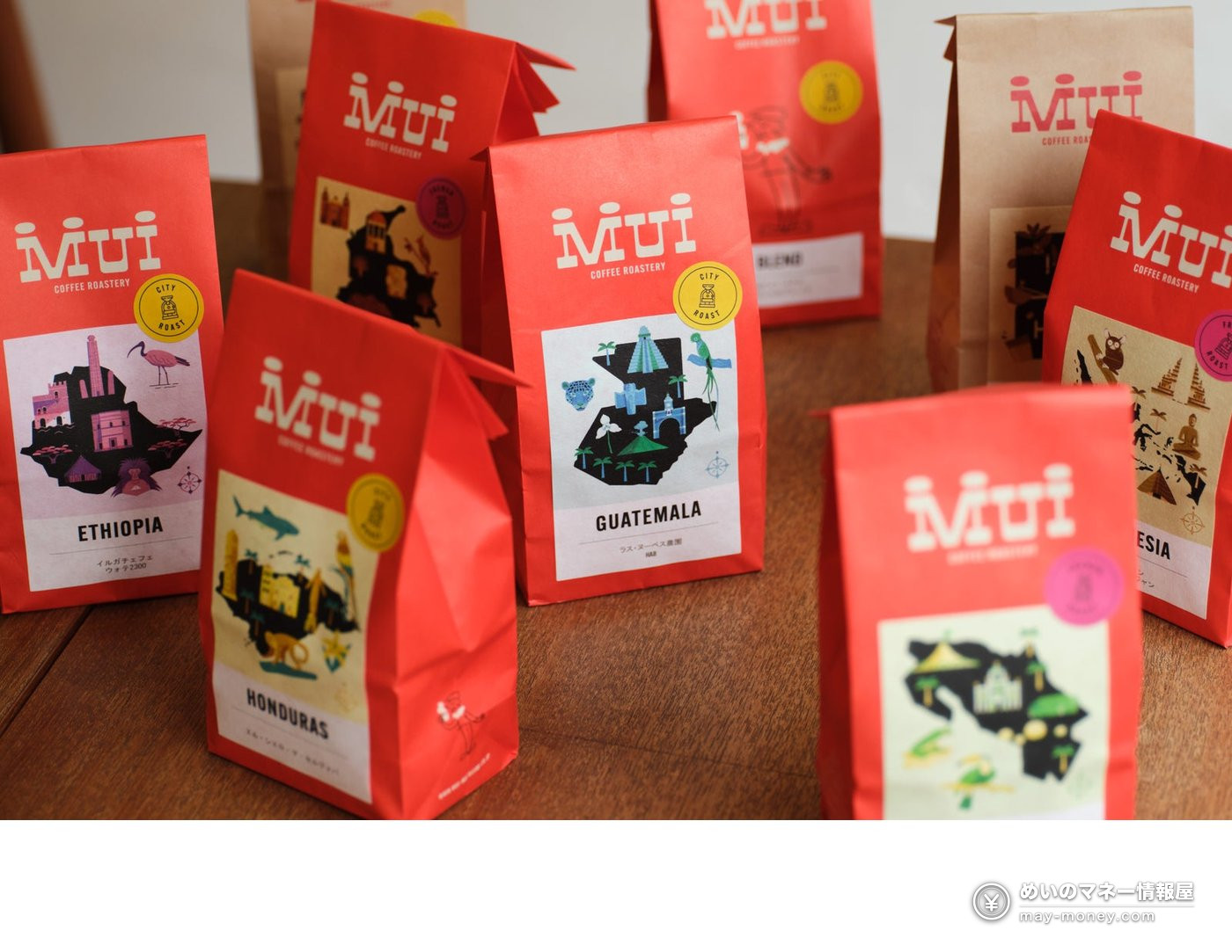 装在红色纸袋里的Mui Coffee Roastery咖啡豆，袋上写着产地名