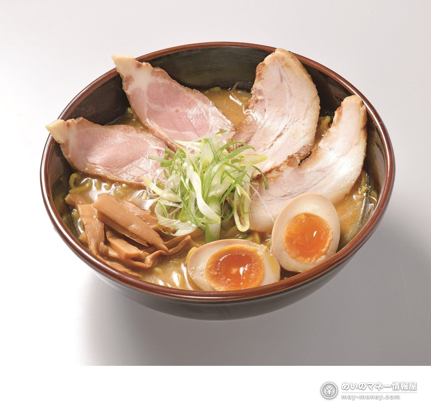ら〜めん信玄のチャーシューと煮卵がのったラーメン