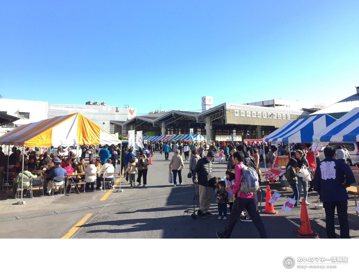 青空の下、松戸南部市場の敷地にテントが並び大勢の来場者でにぎわう市場祭の様子