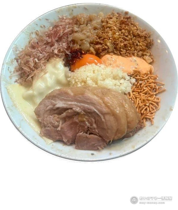 卵黄や鰹節、チャーシューなどの具材をたっぷり載せた一杯
