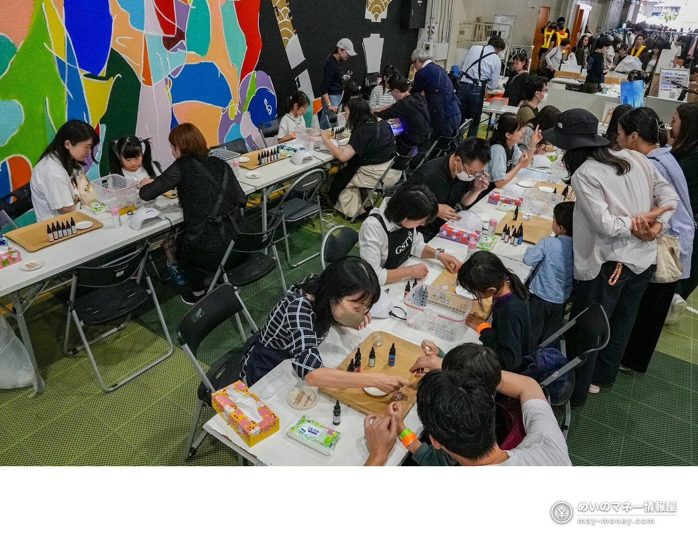 天王洲キャナルフェス2026秋冬|入場無料の3日間、はたらくくるま展・こども大学・クルーズの時間と料金 3 室内のテーブルで大勢の親子が小物づくりの工作を体験している様子