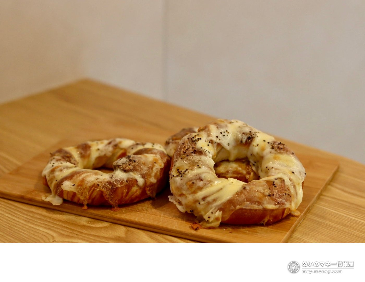 Pan no Fes in Minami-Osawa: 17 Bakeries, 8 Venue-Only Treat Breads and Free Entry 8 Two ring-shaped breads covered in cheese on a wooden board