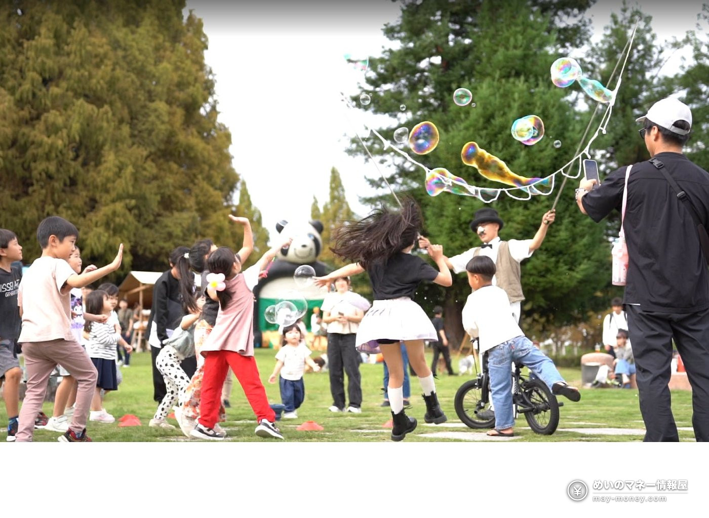 UUUU.FES|岸和田の入場無料フェス、日程と見どころ 8 芝生で大道芸人のシャボン玉を楽しむ子どもたち