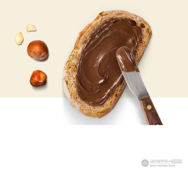 チョコスプレッドを塗ったパンとナイフ、ヘーゼルナッツ