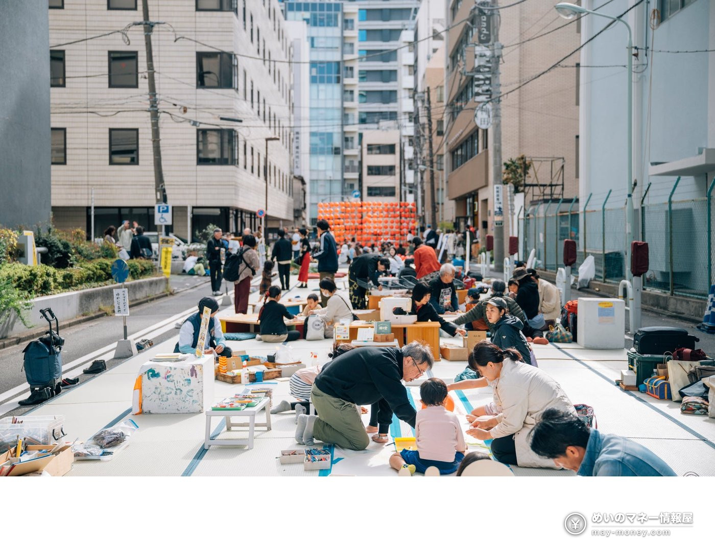 Nandakanda 14: A Free Street Festival on 350 Tatami Mats in Kanda (Nov 3) 2 People sitting on tatami mats laid across a street, making crafts and playing