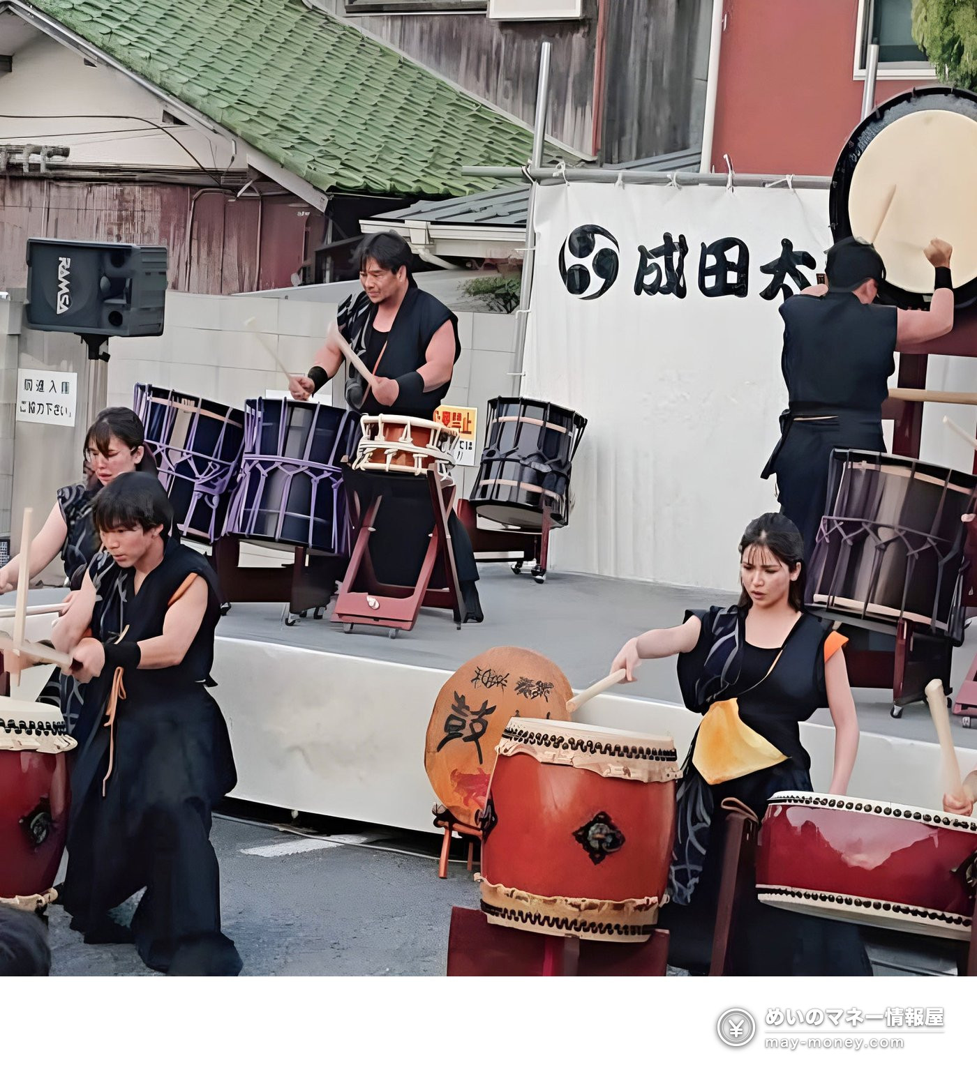 屋外で和太鼓を演奏する和太鼓・神楽奏衆 鼓珀