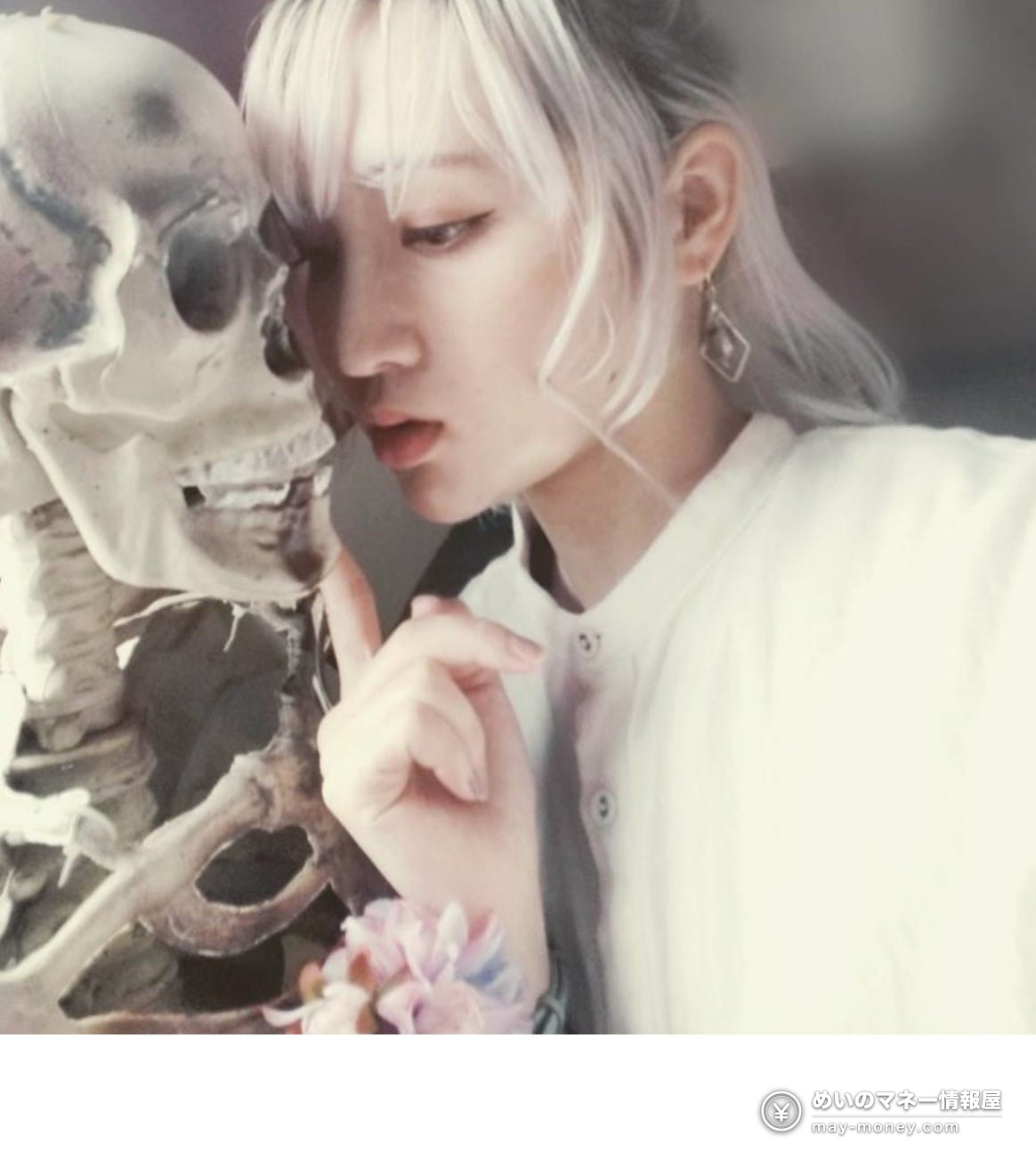 Yokohama VIVRE Halloween Greeting on Oct 31: Horror Cast and Free Sweets 3 A white-haired figure leaning against a skeleton model with a finger raised to the lips