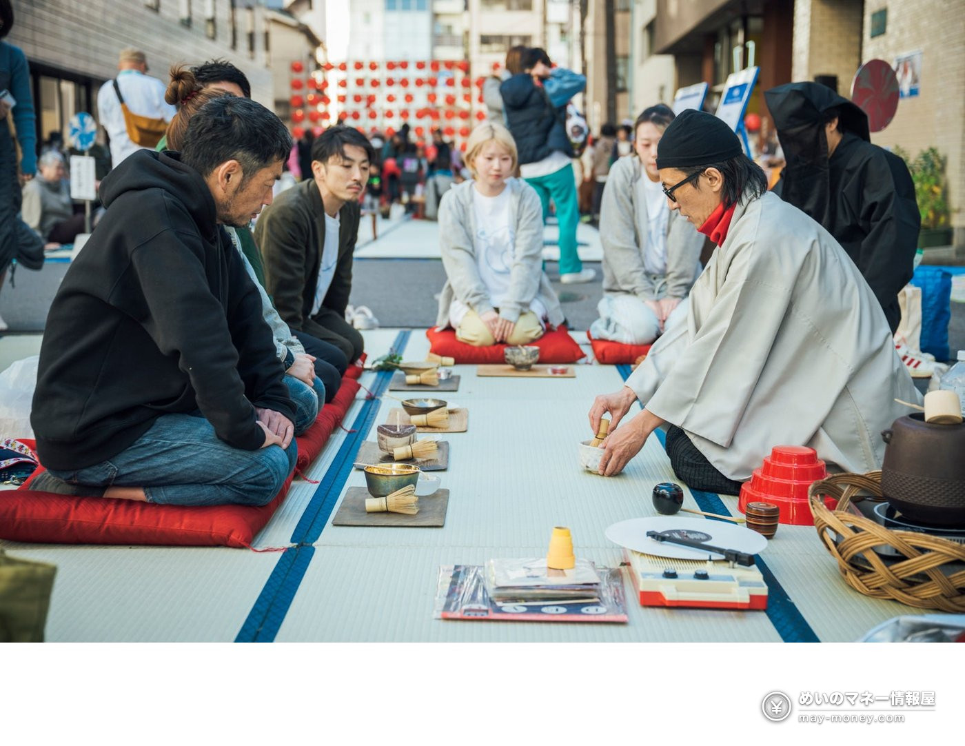 Nandakanda 14: A Free Street Festival on 350 Tatami Mats in Kanda (Nov 3) 5 A man in a kimono-style jacket whisking matcha on tatami mats