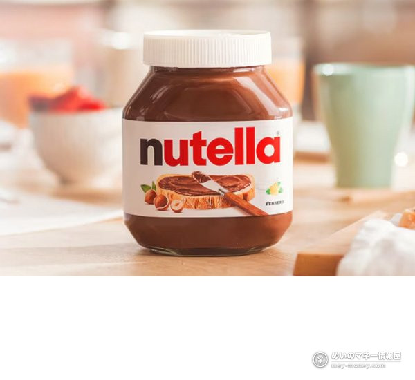 木のテーブルに置かれたnutellaのヘーゼルナッツチョコスプレッド