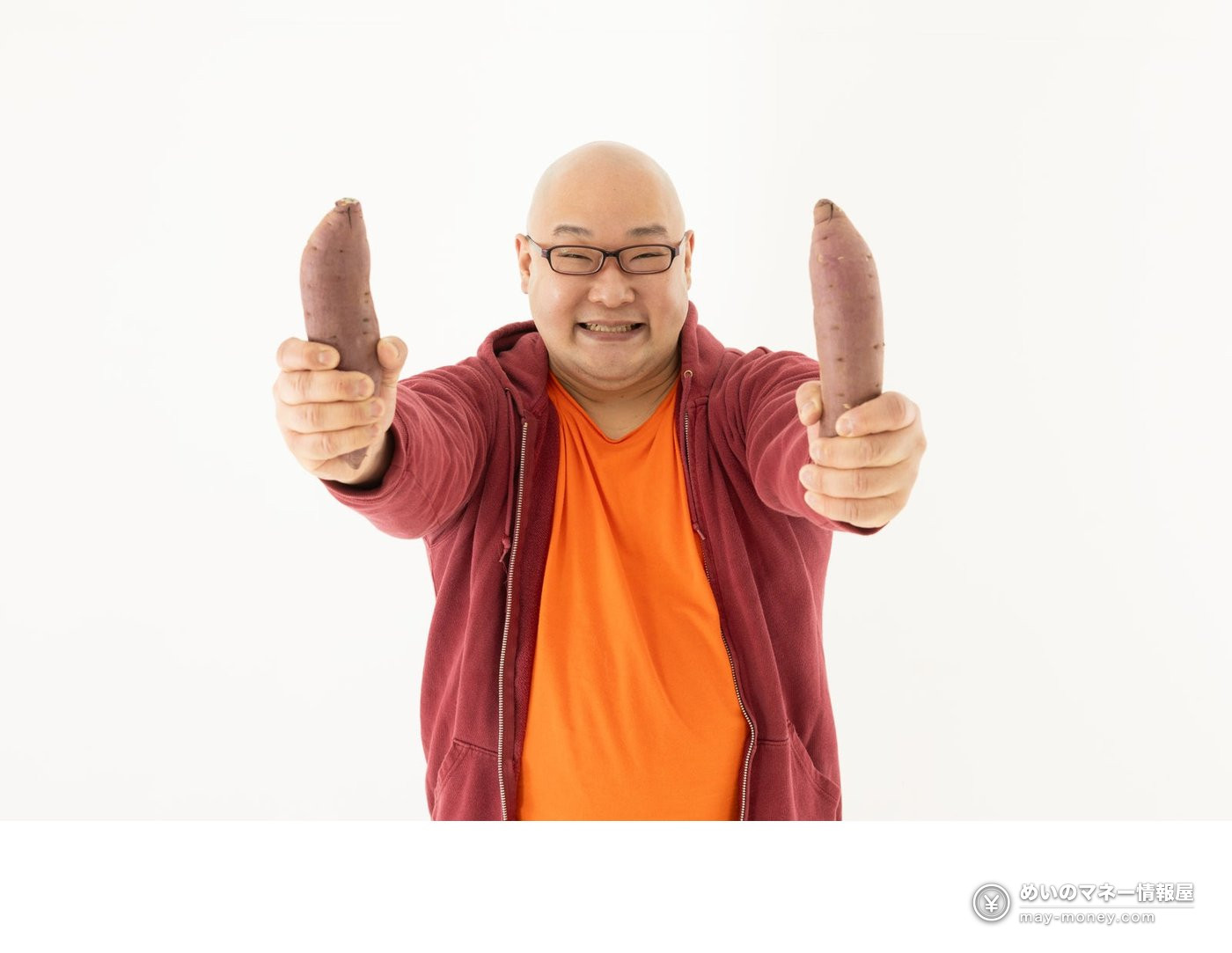 Yakiimo Hiroba at Azabudai Hills: Sweet Potatoes by a Bonfire 5 A man in glasses smiling and holding raw sweet potatoes in both hands