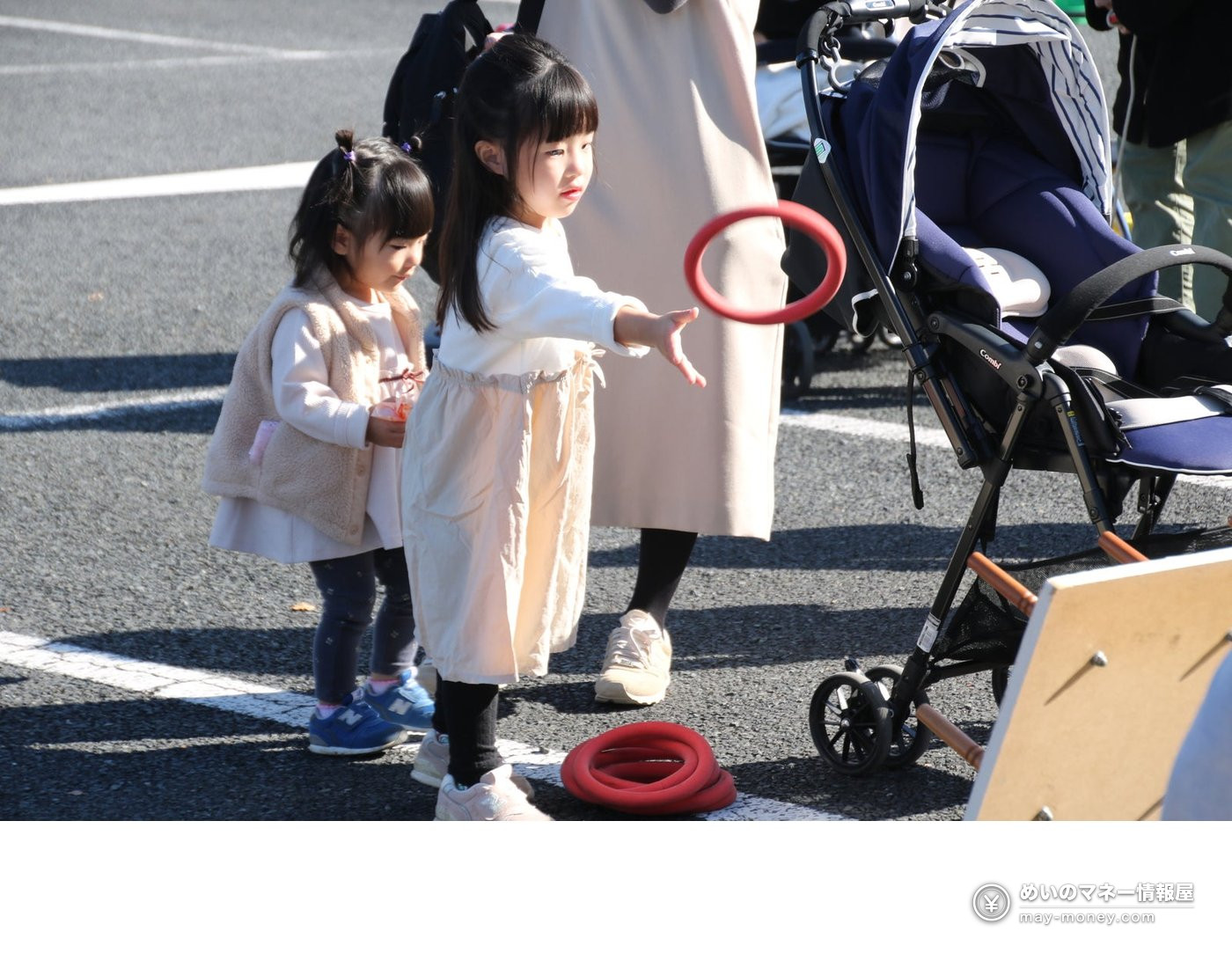 真岡市大産業祭|ミニSL・車両展示と会場案内 5 赤い輪を投げて輪投げを楽しむ子どもたちの様子