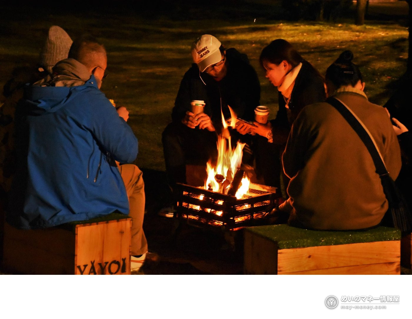 弘前城菊と紅葉まつり|入園料・ライトアップ・観光舟 7 飲み物を手に夜の焚き火を囲んで過ごす人々