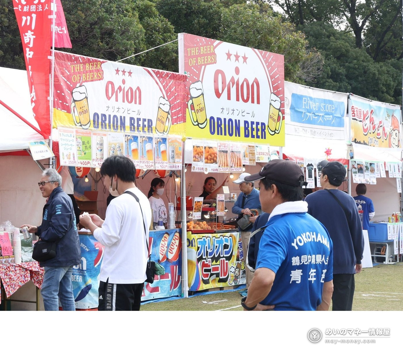 鶴見ウチナー祭|入場無料の沖縄フェス、日程・行き方・見どころ 2 オリオンビールなどの屋台に来場者が並ぶ鶴見ウチナー祭の会場
