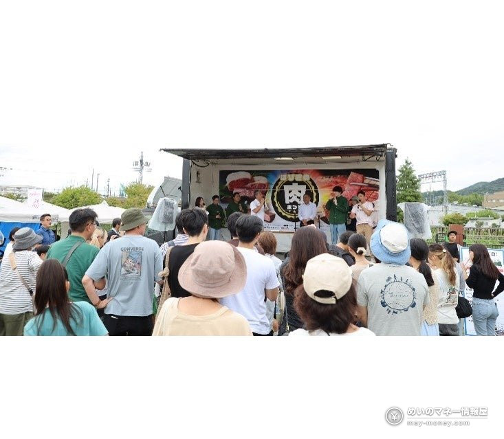 はびきの肉まつりの会場でトラックのステージを見る来場者