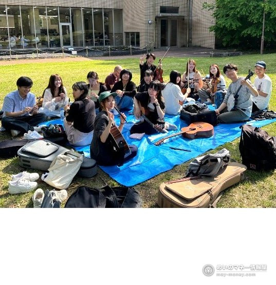 Inokashira Park Zoo Open Until 8 PM on 7–8 November: Evening Programmes, Hours and Food 7 Members of ICU Rince sitting on a blue sheet on the grass with guitars and other instruments